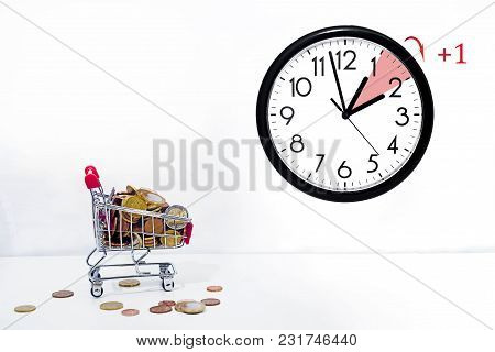 Daylight Saving Time. Dst. Wall Clock Going To Winter Time.