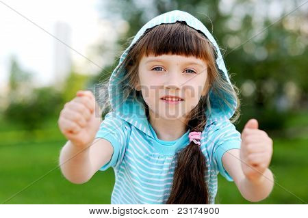Outdoor ritratto di bambino carino ragazza In giacca blu