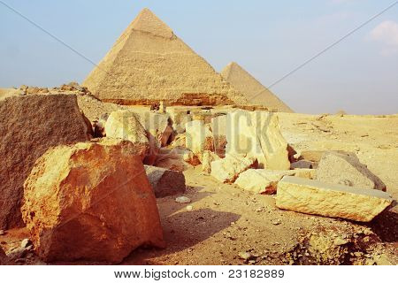 Grupp av stenar och pyramiderna (Cheops och Chefren) i bakgrunden