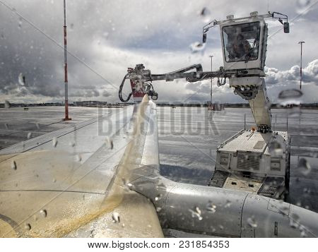 De-icing An Aircraft Wing