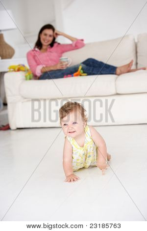 Madre guardando ricerca per indicizzazione baby