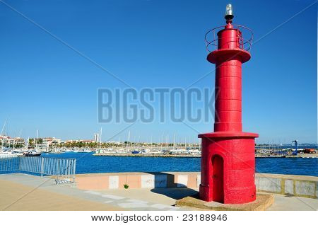 pohled červený maják v Cambrils, Španělsko