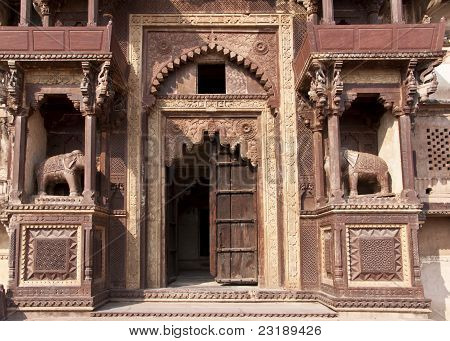 Monumentale Beige brun foran indgangen til Jehanghir Mahal Palace i Indiens Orchha.