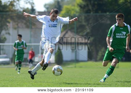 KAPOSVÁR, Maďarsko - 5. září: Kristof Kovacs (v zeleném) v akci na Maďarské národní Champ
