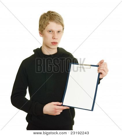 een jonge man houdt een Klembord