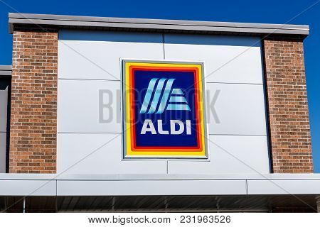 Noblesville - Circa March 2018: Aldi Discount Supermarket. Aldi Sells A Range Of Grocery Items, Incl