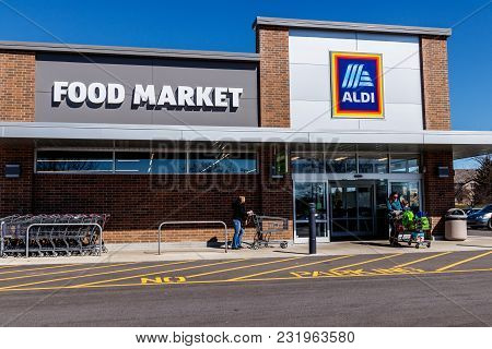 Noblesville - Circa March 2018: Aldi Discount Supermarket. Aldi Sells A Range Of Grocery Items, Incl