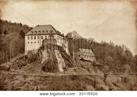 Le château fut Bilstein 1202 à 1225, construit sur le Rosenberg réalisé l'écuyer Dietrich II de Gevor