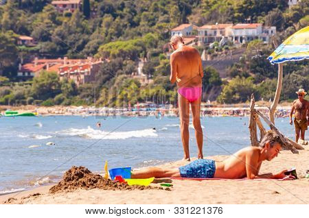 Tenda Gialla, Province Of Grosseto, Tuscany, Italy - September 03, 2019: People Are Resting, Sunbath