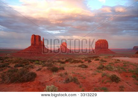 Monument Valley při západu slunce