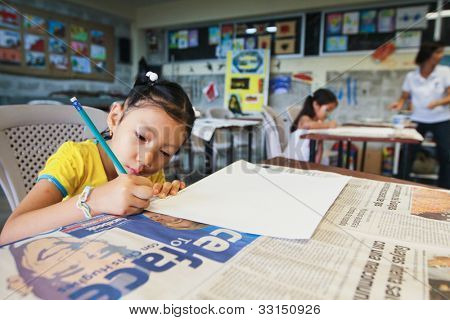 GUAYAQUIL, ECUADOR - el 8 de febrero: Niños desconocidos en lección de dibujo en la escuela primaria de proyecto 