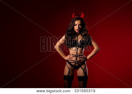Portrait Of Her She Nice Attractive Chic Stunning Gorgeous Confident Sporty Black Brunette Wavy-hair
