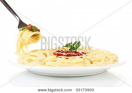 Italské špagety vařené v bílé desky s vidličkou na bílém pozadí detail