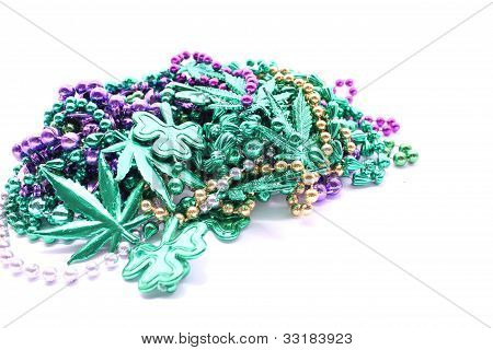 Mardi Gras helmiä