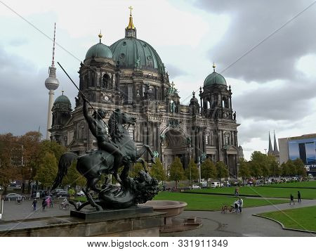 Berlin, Germany October, 6, 2017: Berlin Cathedral And The Lion Fighter Statue In Germany