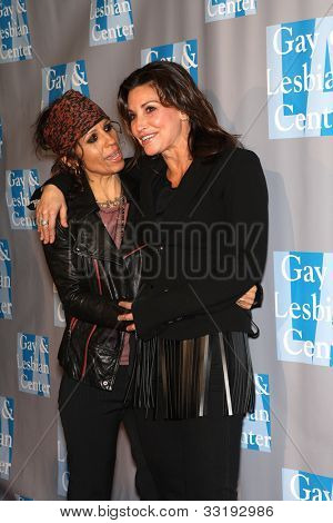BEVERLY HILLS - 19 maja: Gina Gershon, Linda Perry w L.A. Gay & lesbijek centrum 
