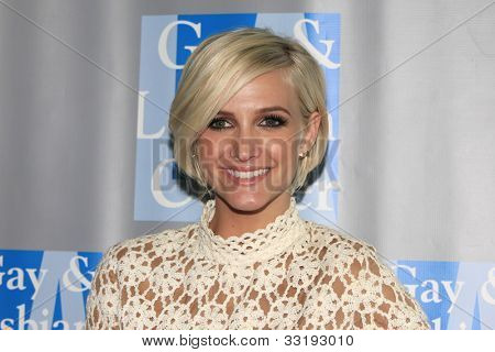 BEVERLY HILLS - 19 maj: Ashlee Simpson på L.A. Gay & lesbisk Center 