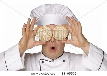 Chef divertente tenere due bicchieri di cracker di riso.