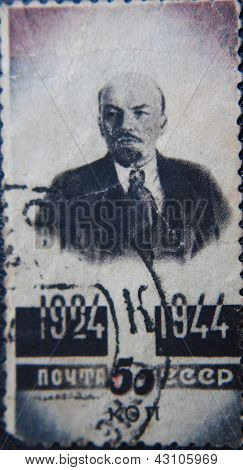 Russland - 1944: Briefmarke von USSR zeigt Porträt sozialistischen Lider Lenin gedruckt