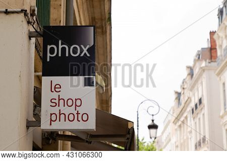 Bordeaux , Aquitaine  France - 08 20 2021 : Phox Logo Brand And Text Sign Front Of Store Camera Fren