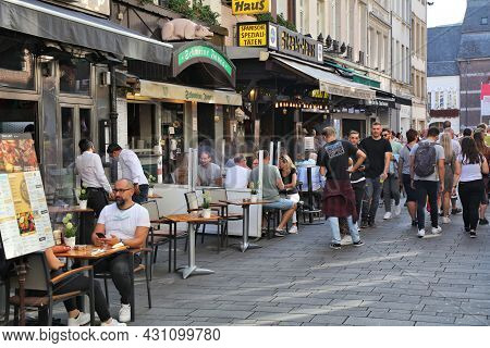 Dusseldorf, Germany - September 19, 2020: People Visit A Sidewalk Cafe In Downtown Dusseldorf, Germa