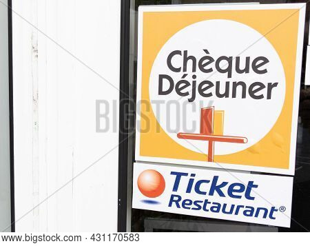 Bordeaux , Aquitaine  France - 08 25 2021 : Cheque Dejeuner Ticket Restaurant Logo Brand And Text Si