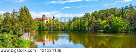 Mnisek Pod Brdy - Romantic Castle With Beautiful Garden, Czech Republic