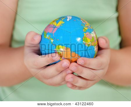 少しの地球を取り合っての子
