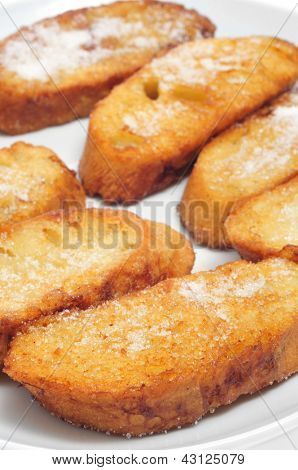 Nærbillede af en plade med torrijas, typisk spansk dessert for Lent og påske