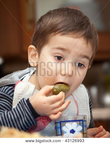 Little Boy Eats sottaceti