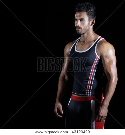 Nuori fit urheilija sportswear mustaa taustaa jäljentää asettaa muotokuva