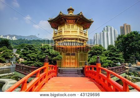 Zlatý pavilon dokonalosti Nan Lian zahradě, Hong Kong, Čína.
