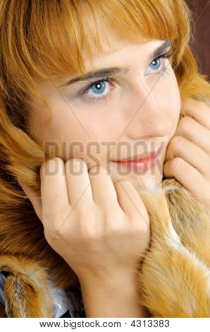Portrait de jolie souriant aux yeux bleus Foxy
