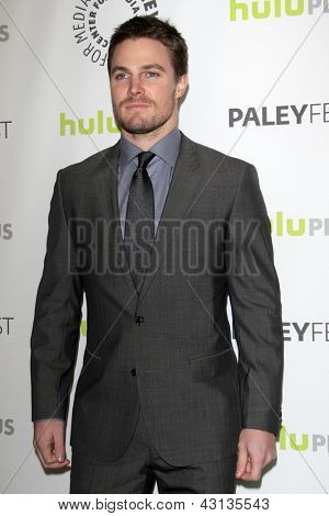 LOS ANGELES - 9 mar: มา Stephen Amell ถึงในเหตุการณ์ PaleyFEST 