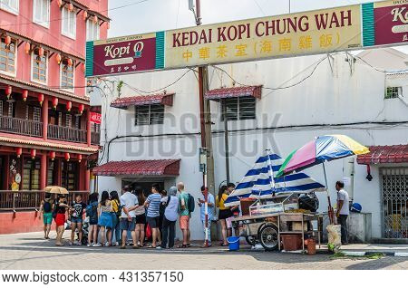 Malacca,malaysia - June 21, 2019 : Jonker Street Is The Centre Street Of Chinatown In Malacca. Peopl