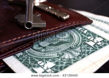 Bankbiljetten, portemonnee en sleutels