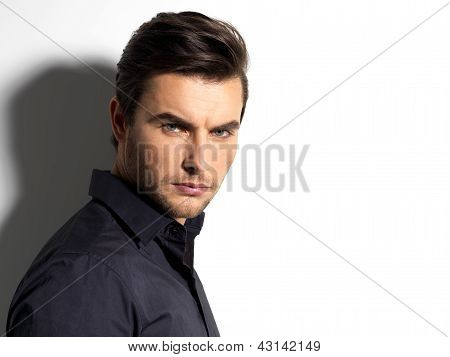 Moda ritratto di giovane uomo In camicia nera