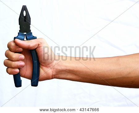 Tenere la mano forte la pinza blu