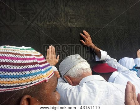 MEKKA - 23. května: Zblízka pohled muslimských poutníků se modlí v Kaaba z přízemí Haram 