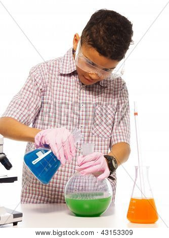 Exerimenting de menino inteligente no laboratório