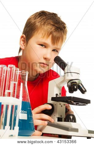 Menino bonito no laboratório