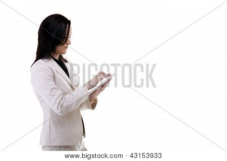 Interesu Cheking jej Tablet cyfrowe na białym tle nad białym