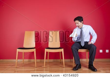 빨간 벽 trowing 옆 sited 사업가 종이 비행기