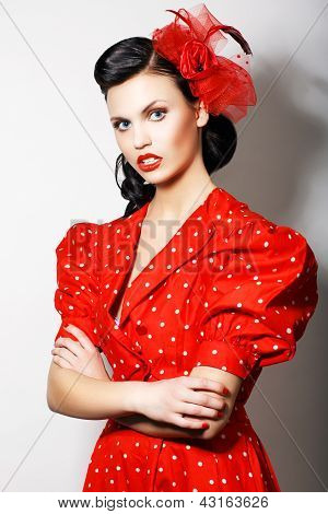 Elegante strenge dame i Rd Retro kjole med krydsede hænder. Stolt Brunette