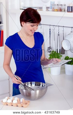 Hamur hazırlama ve tablet Receipe kontrol kadın