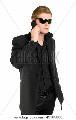 Hombre de gafas de sol con un móvil