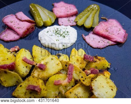 Roastbeef With Fried Potatoes An Remoulade Sauce