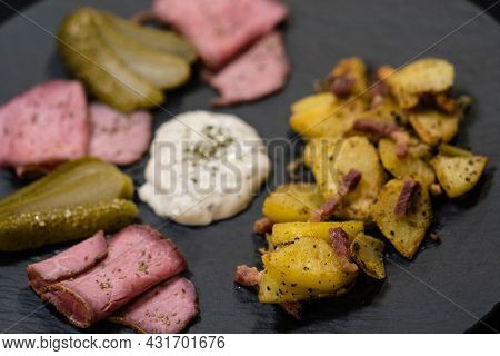 Roastbeef With Fried Potatoes An Remoulade Sauce