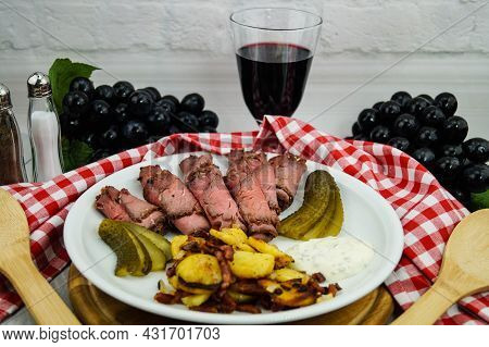 Roastbeef With Fried Potatoes An Remoulade Sauce