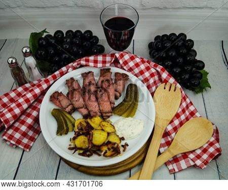 Roastbeef With Fried Potatoes An Remoulade Sauce